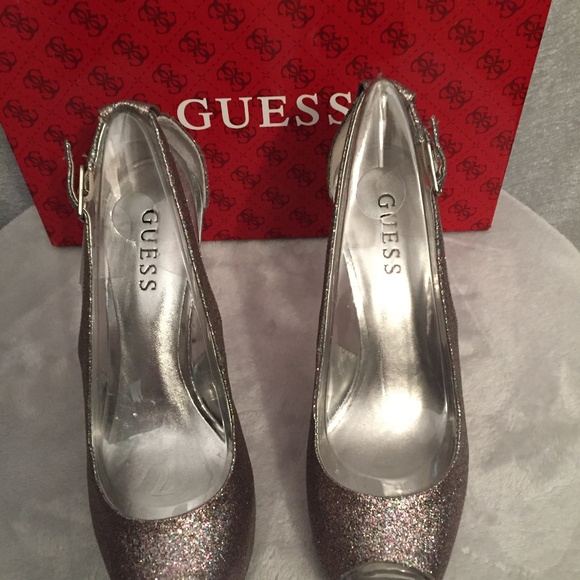 🧨💥MEGA SALE💥🧨 3️⃣ for $20.
Guess shimmery gold high heels - Picture 8 of 8